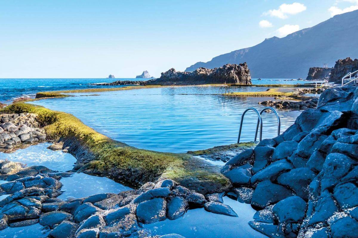 Baño entre rocas volcánicas y paseo junto al mar en familia - galeria1