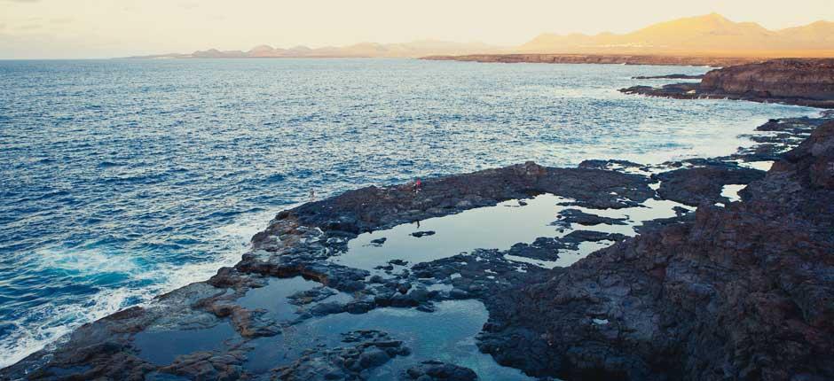 Los Charcones a přírodní koupaliště na ostrově Lanzarote