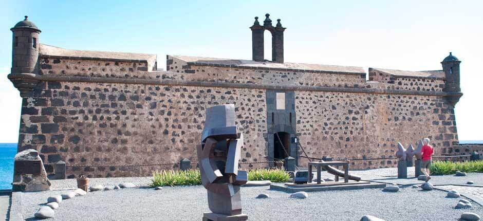 Hrad Castillo de San José a turistická centra na Lanzarote
