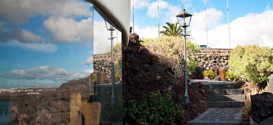 Hrad Castillo de San José a turistická centra na Lanzarote