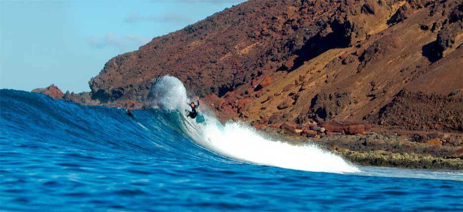 Surfování na pravé vlně na Lobos Surfové spoty na ostrově Fuerteventura